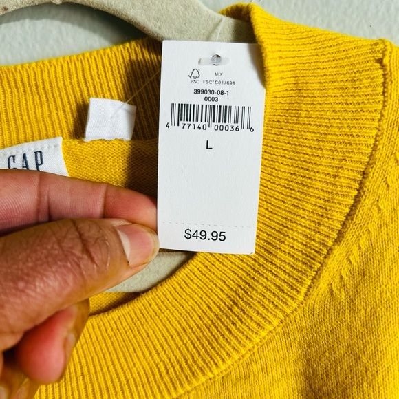 NWT. GAP Sweater in a soft wool blend. Uneven, a bit longer in the back. Size L - Picture 4 of 4